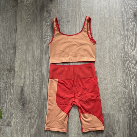 Fabletics 2 piece set - sports bra and biker shorts - Picture 3 of 4